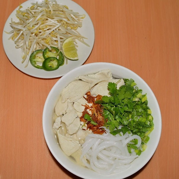 N20. Round Shape Noodle Soup w White Meat Chicken